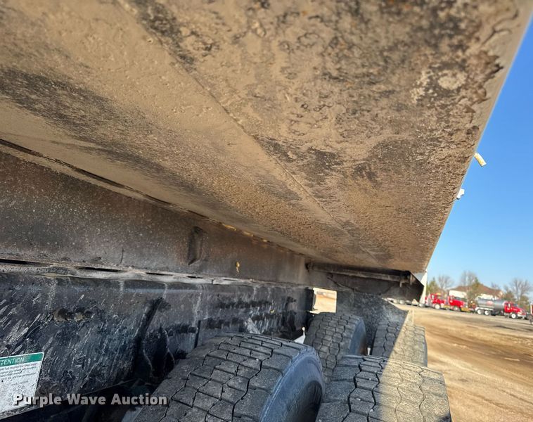 image for item EM3744 2003 Freightliner FLD120SD Classic dump truck