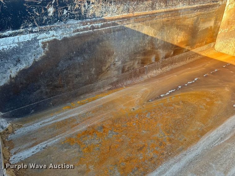 image for item EM3744 2003 Freightliner FLD120SD Classic dump truck