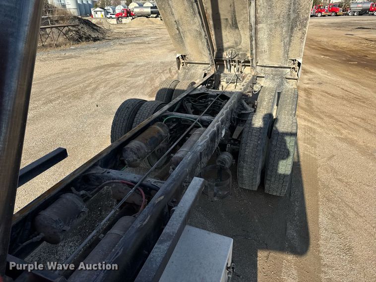 image for item EM3744 2003 Freightliner FLD120SD Classic dump truck