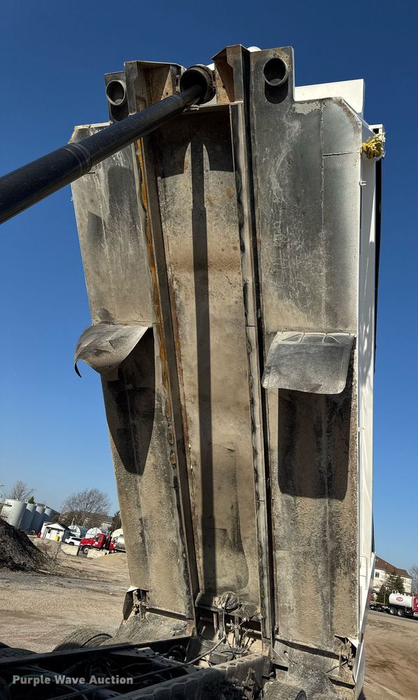 image for item EM3744 2003 Freightliner FLD120SD Classic dump truck