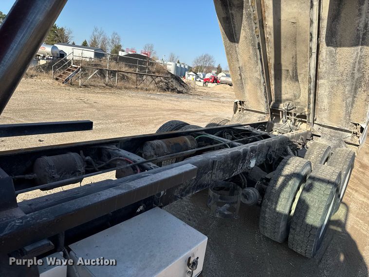 image for item EM3744 2003 Freightliner FLD120SD Classic dump truck