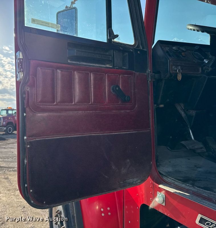 image for item EM3744 2003 Freightliner FLD120SD Classic dump truck