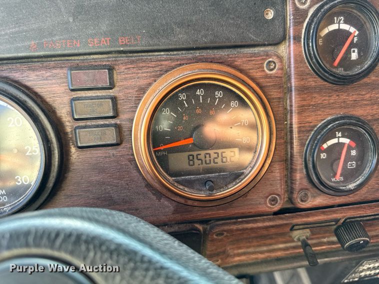 image for item EM3744 2003 Freightliner FLD120SD Classic dump truck