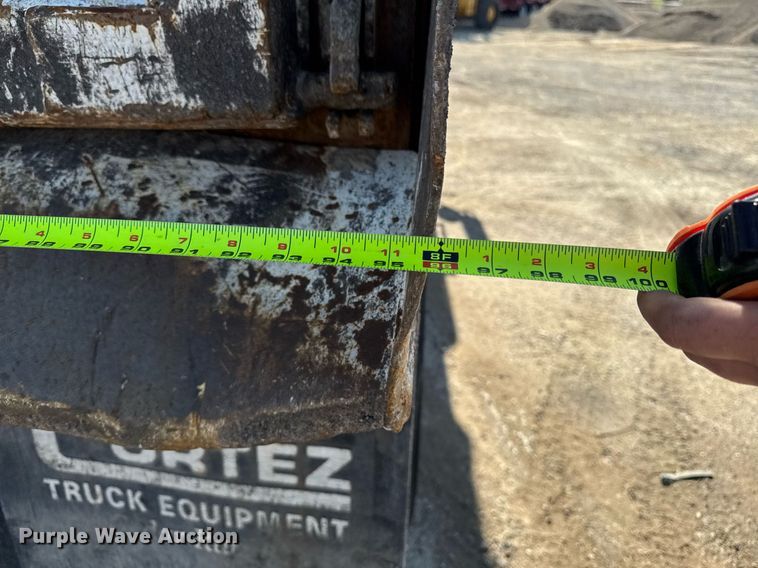 image for item EM3745 2003 Freightliner FLD120SD Classic dump truck