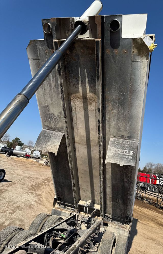 image for item EM3745 2003 Freightliner FLD120SD Classic dump truck