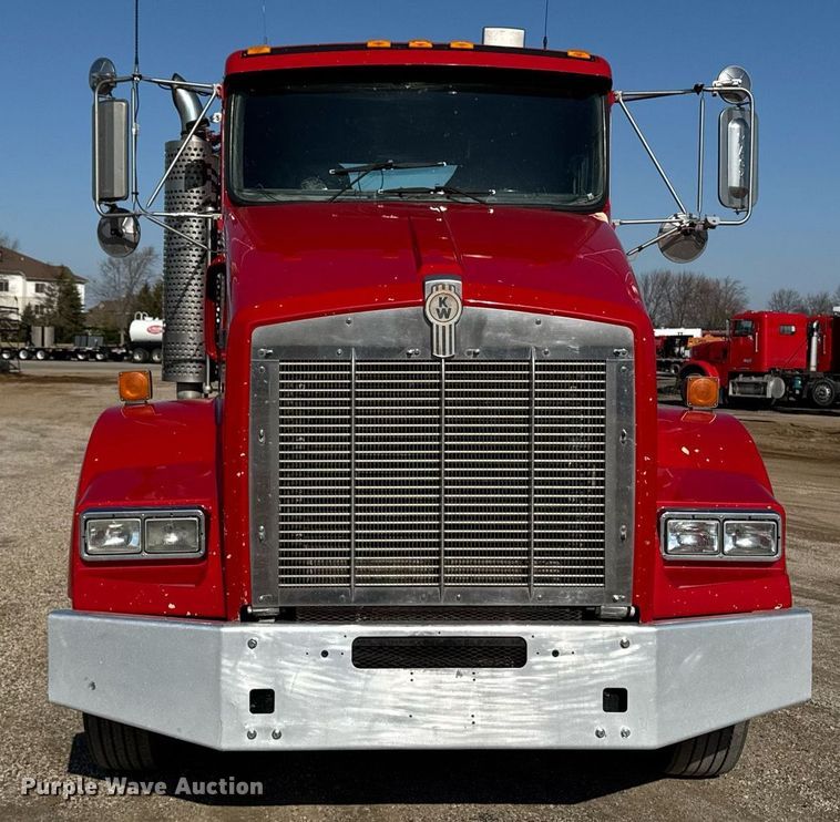 image for item EM3746 2000 Kenworth T800 semi truck