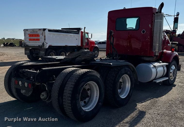 image for item EM3746 2000 Kenworth T800 semi truck