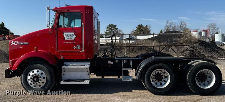 image for item EM3746 2000 Kenworth T800 semi truck