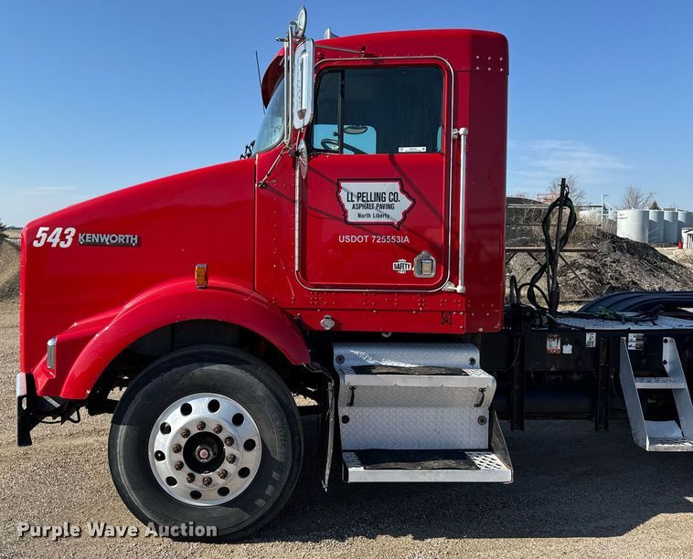 image for item EM3746 2000 Kenworth T800 semi truck