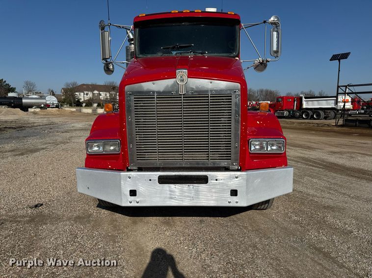 image for item EM3746 2000 Kenworth T800 semi truck