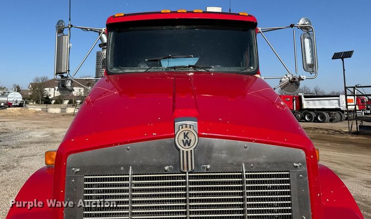 image for item EM3746 2000 Kenworth T800 semi truck