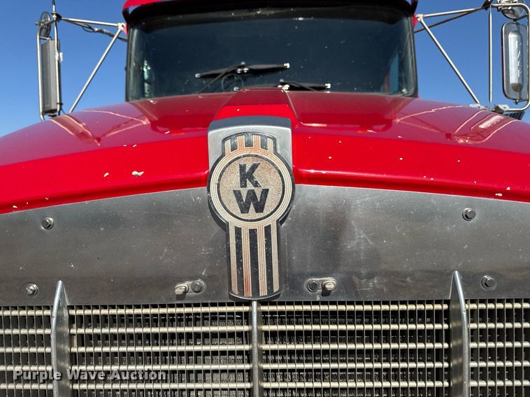 image for item EM3746 2000 Kenworth T800 semi truck