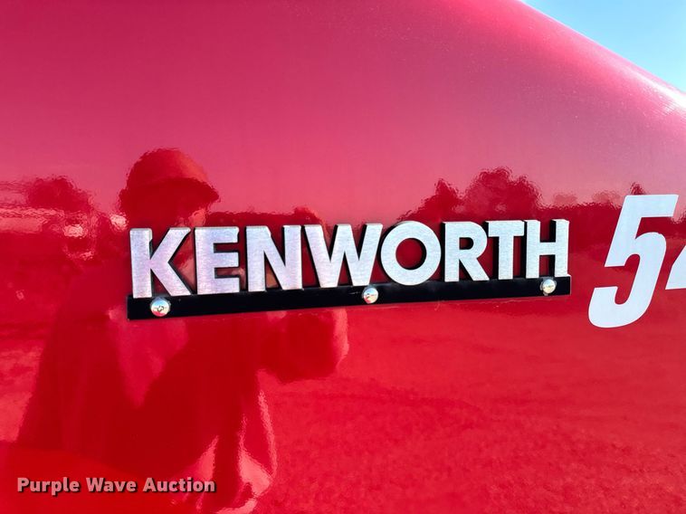 image for item EM3746 2000 Kenworth T800 semi truck