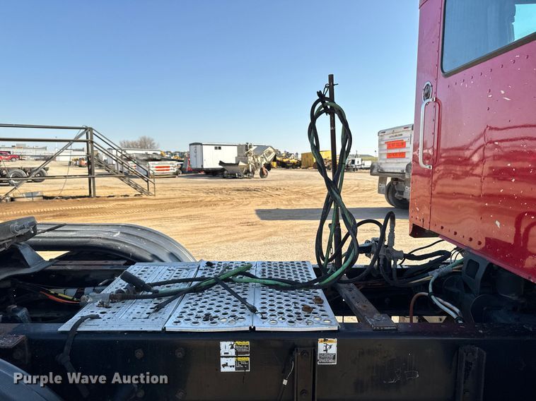 image for item EM3746 2000 Kenworth T800 semi truck