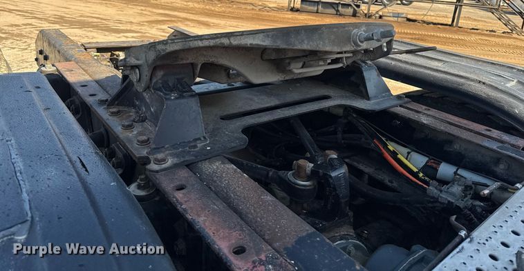 image for item EM3746 2000 Kenworth T800 semi truck