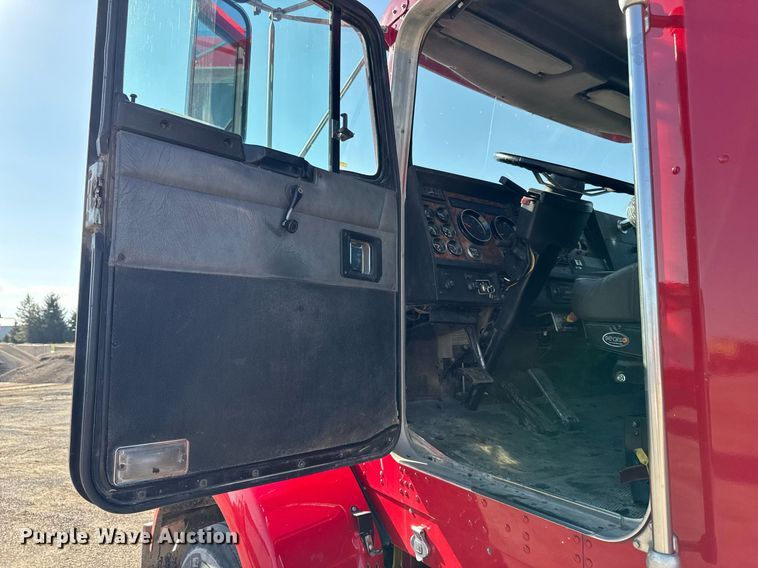 image for item EM3746 2000 Kenworth T800 semi truck