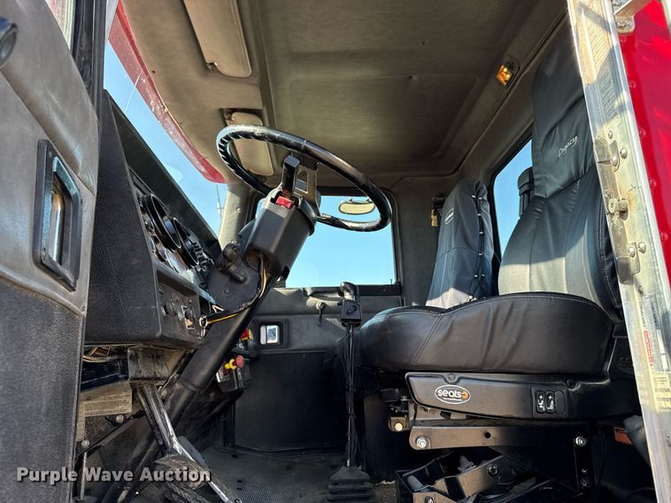 image for item EM3746 2000 Kenworth T800 semi truck