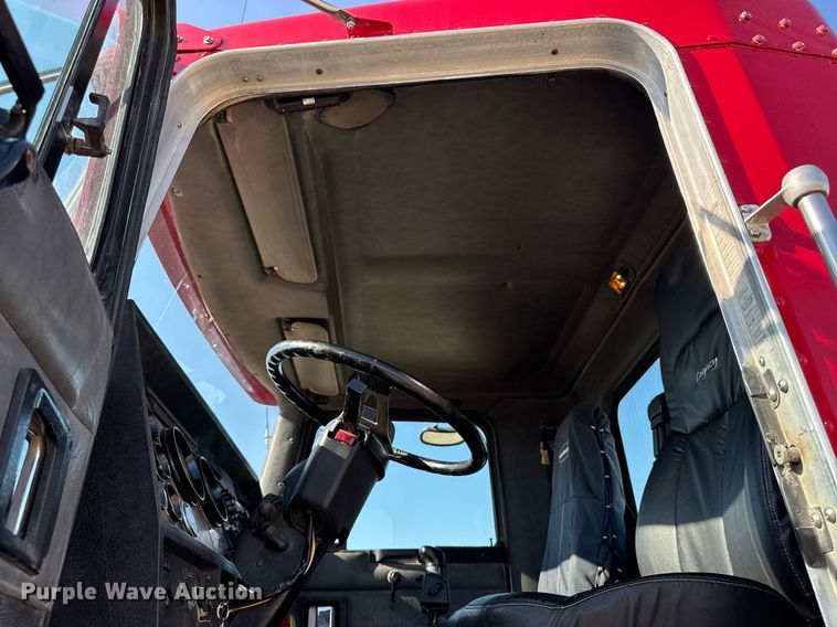 image for item EM3746 2000 Kenworth T800 semi truck