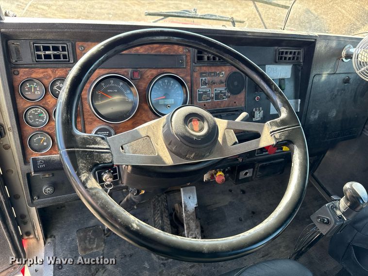 image for item EM3746 2000 Kenworth T800 semi truck