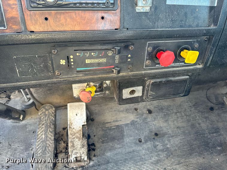 image for item EM3746 2000 Kenworth T800 semi truck