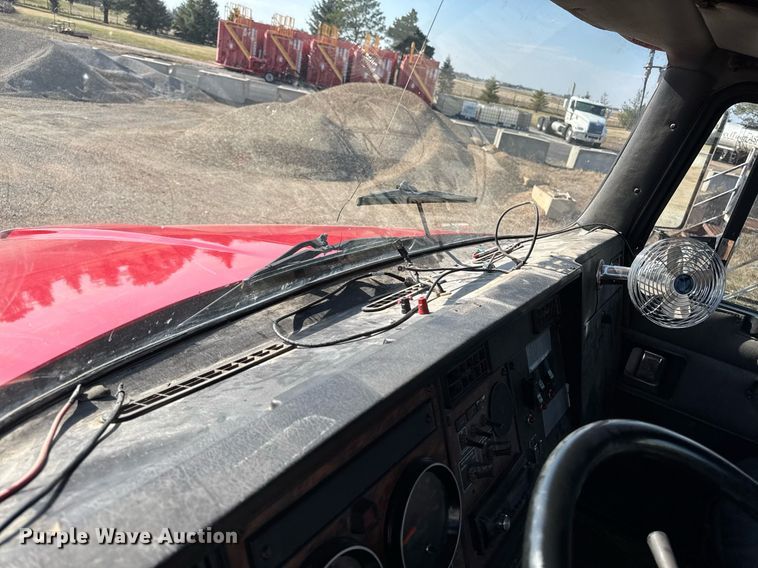 image for item EM3746 2000 Kenworth T800 semi truck