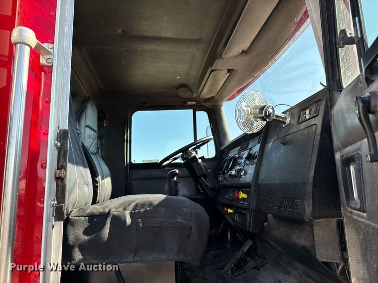 image for item EM3746 2000 Kenworth T800 semi truck