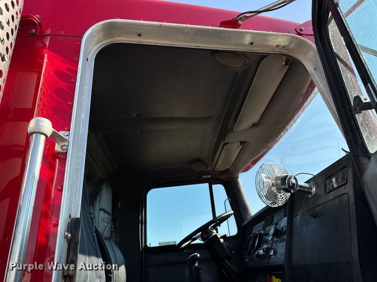 image for item EM3746 2000 Kenworth T800 semi truck