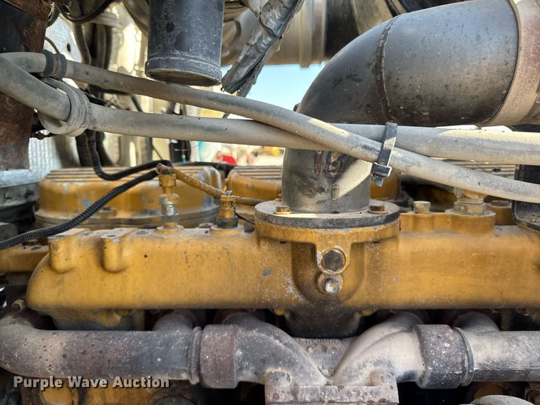 image for item EM3746 2000 Kenworth T800 semi truck