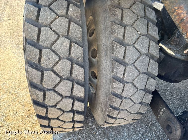 image for item EM3746 2000 Kenworth T800 semi truck