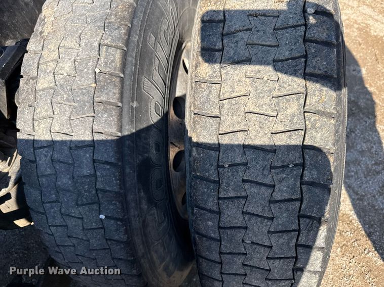 image for item EM3746 2000 Kenworth T800 semi truck