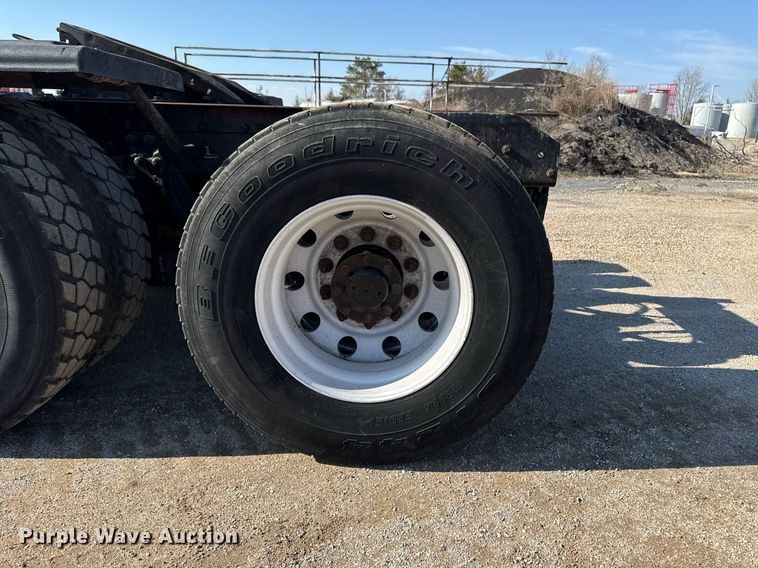 image for item EM3746 2000 Kenworth T800 semi truck