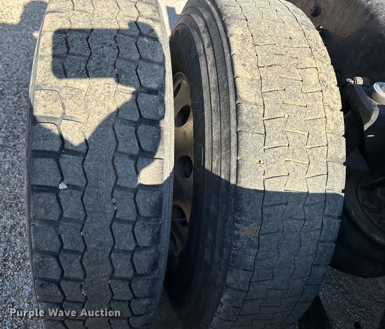 image for item EM3746 2000 Kenworth T800 semi truck