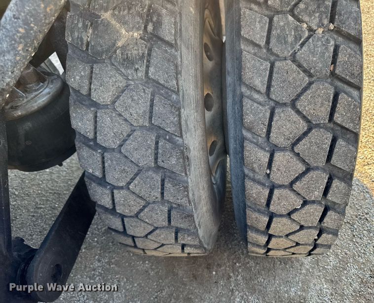 image for item EM3746 2000 Kenworth T800 semi truck