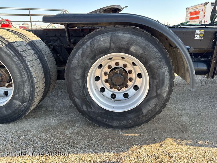 image for item EM3746 2000 Kenworth T800 semi truck