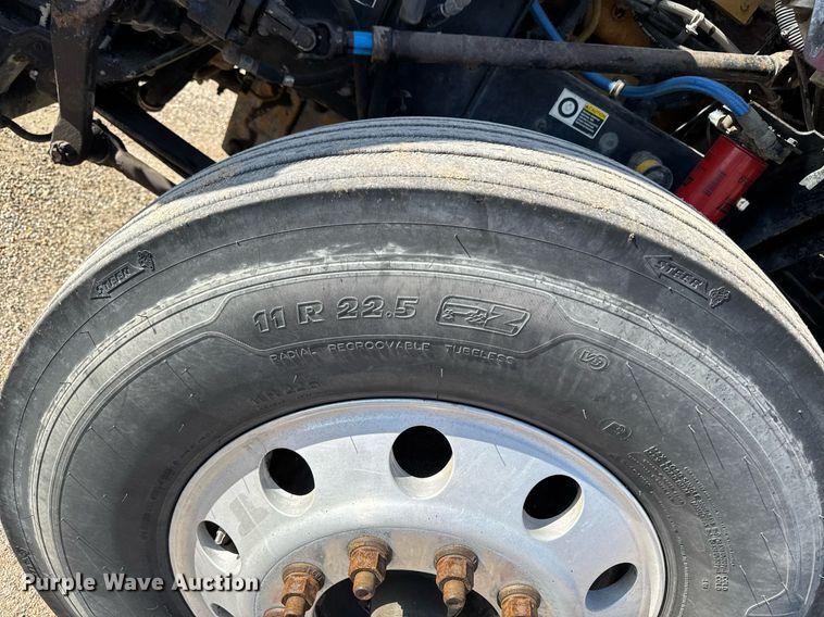 image for item EM3746 2000 Kenworth T800 semi truck