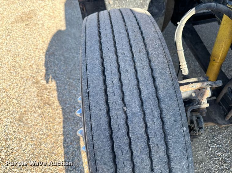 image for item EM3746 2000 Kenworth T800 semi truck