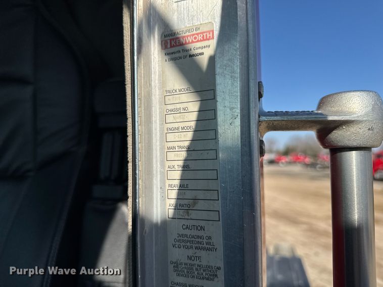 image for item EM3746 2000 Kenworth T800 semi truck