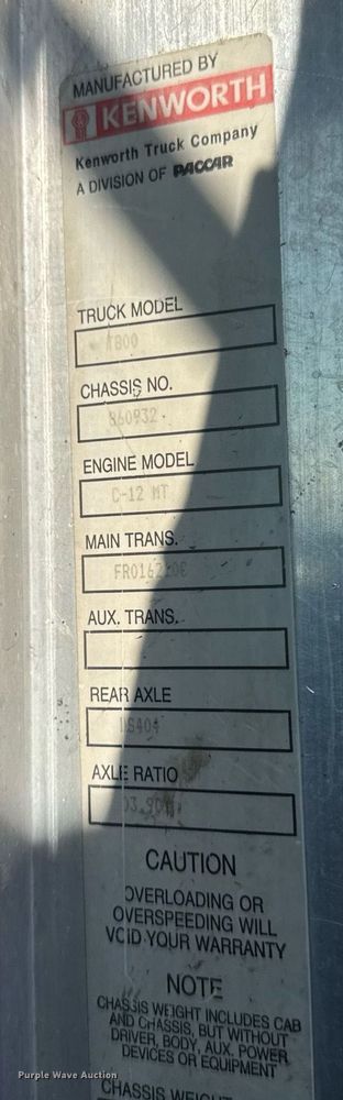 image for item EM3746 2000 Kenworth T800 semi truck