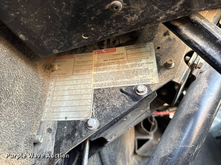 image for item EM3746 2000 Kenworth T800 semi truck