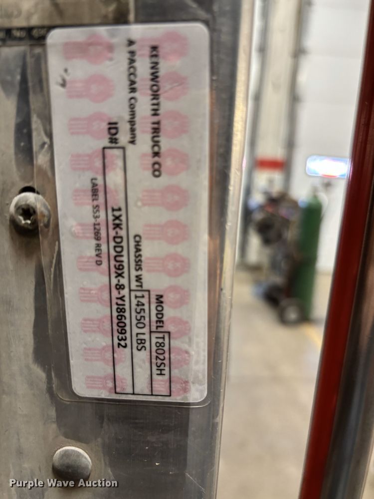 image for item EM3746 2000 Kenworth T800 semi truck