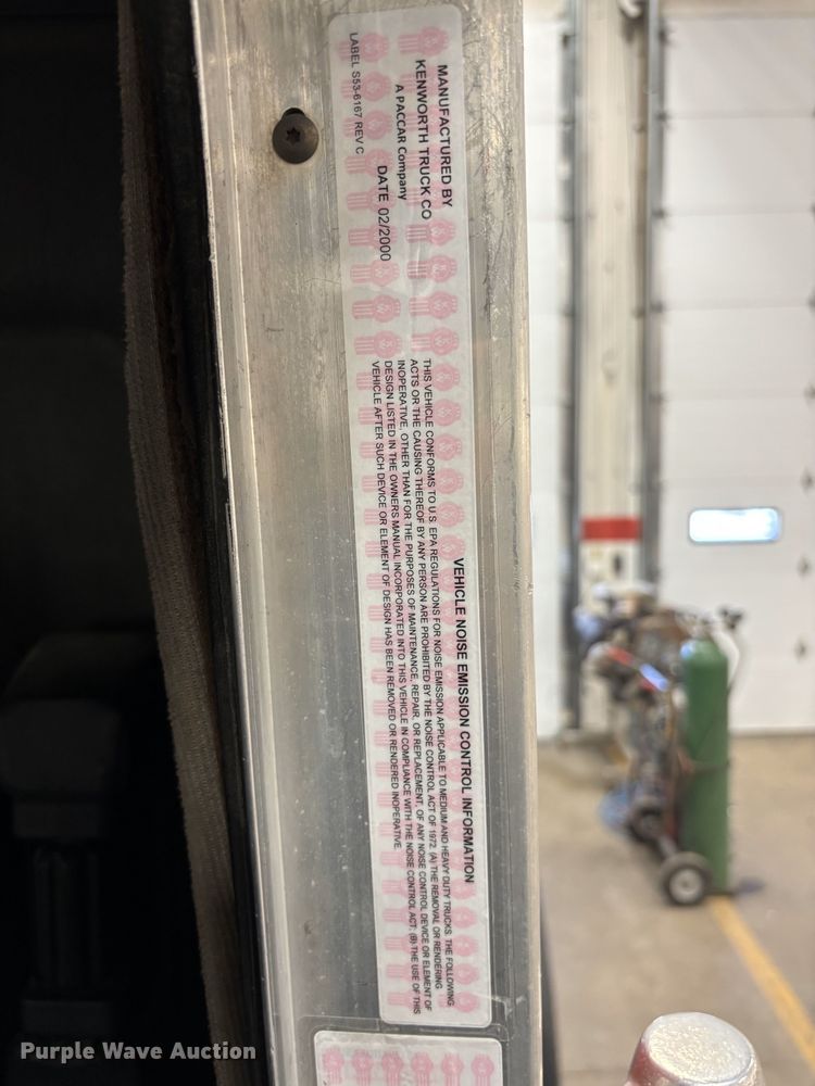 image for item EM3746 2000 Kenworth T800 semi truck