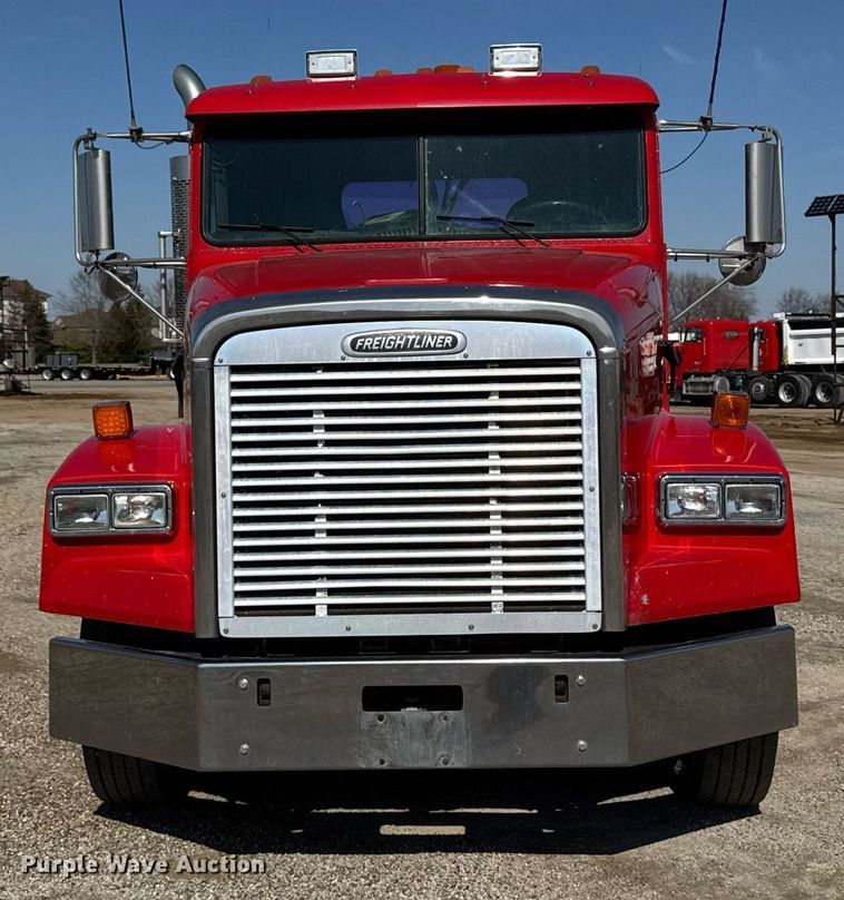 image for item EM3747 2002 Freightliner FLD112SD semi truck