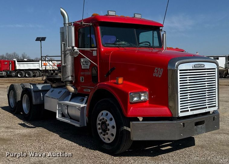 image for item EM3747 2002 Freightliner FLD112SD semi truck