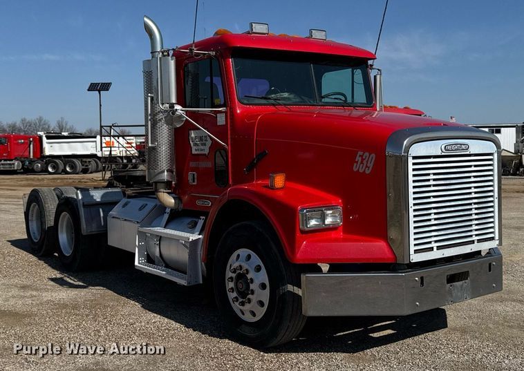 image for item EM3747 2002 Freightliner FLD112SD semi truck