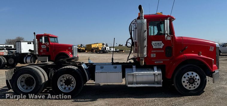 image for item EM3747 2002 Freightliner FLD112SD semi truck