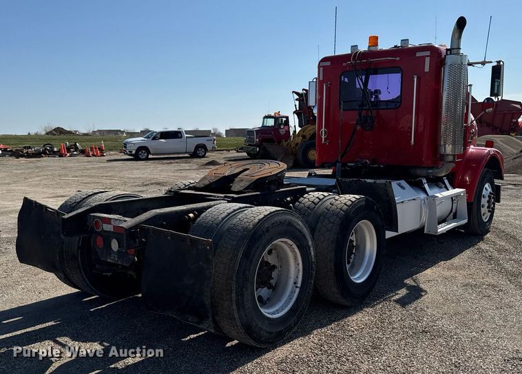 image for item EM3747 2002 Freightliner FLD112SD semi truck