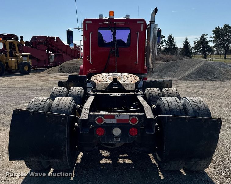 image for item EM3747 2002 Freightliner FLD112SD semi truck