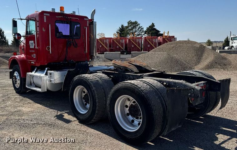 image for item EM3747 2002 Freightliner FLD112SD semi truck