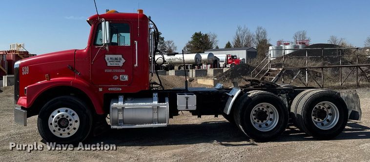 image for item EM3747 2002 Freightliner FLD112SD semi truck