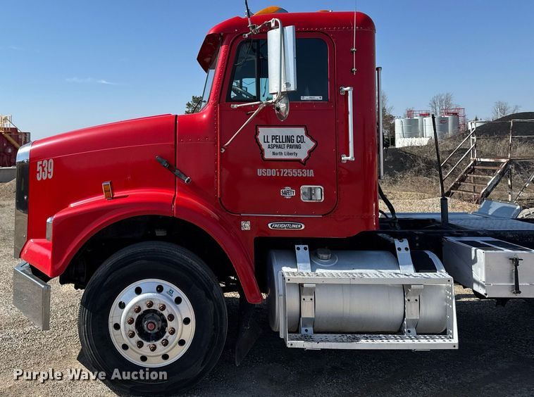 image for item EM3747 2002 Freightliner FLD112SD semi truck